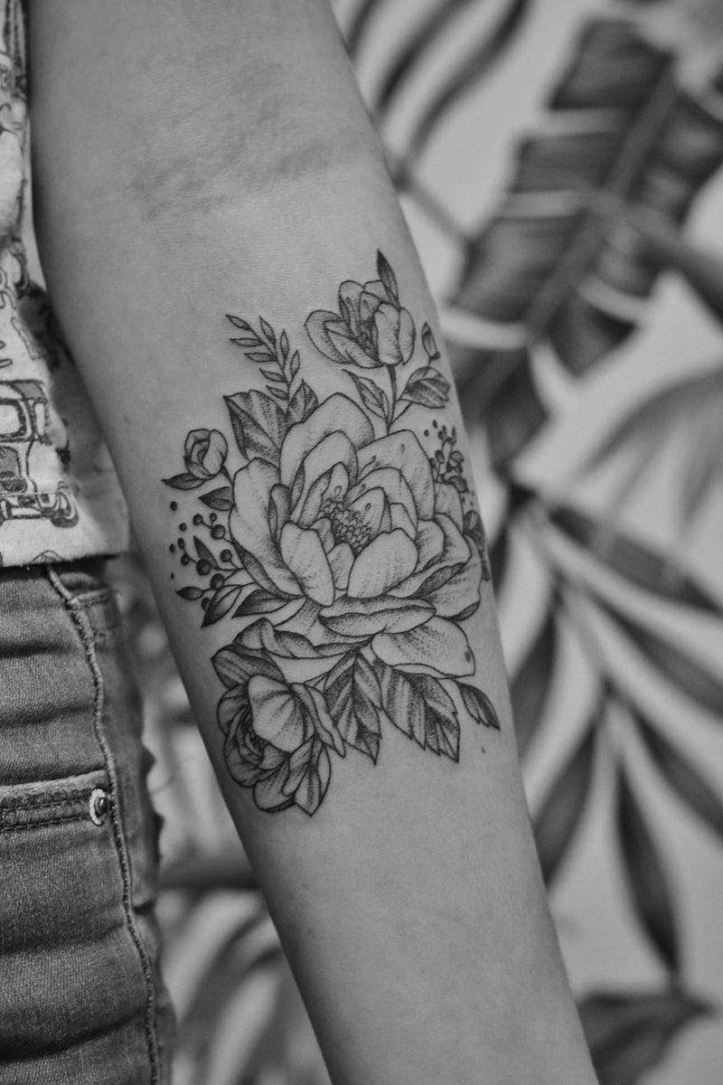 Botaniczny blackwork na przedramieniu